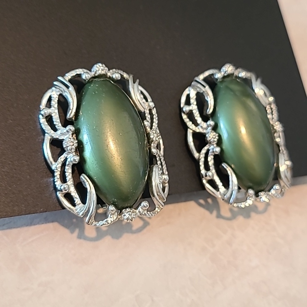 Vintage 60's Sarah Coventry Carousel Clip Earrings - Picture 2 of 9